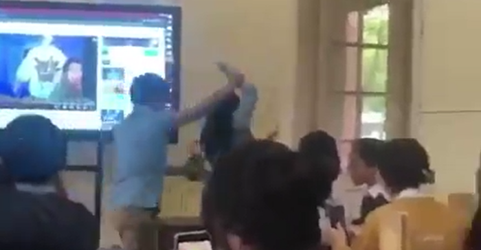Cô Hồ Thị Tâm bị đồng nghiệp "khóa tay", đẩy ra khỏi lớp học trước sự chứng kiến của nhiều học sinh lớp 10. Ảnh cắt từ clip. Cô Hồ Thị Tâm bị đồng nghiệp "khóa tay", đẩy ra khỏi lớp học trước sự chứng kiến của nhiều học sinh lớp 10. Ảnh cắt từ clip.