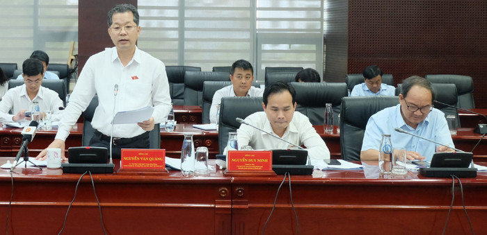 Ông Nguyễn Văn Quảng – Bí thư Thành ủy, Trưởng đoàn Đại biểu Quốc hội Đà Nẵng đề nghị Ủy ban nhân dân thành phố chỉ đạo các cơ quan chuyên môn rà soát nhu cầu biên chế phục vụ cho công tác giảng dạy Chương trình giáo dục phổ thông 2018. Ảnh: AN Ông Nguyễn Văn Quảng – Bí thư Thành ủy, Trưởng đoàn Đại biểu Quốc hội Đà Nẵng đề nghị Ủy ban nhân dân thành phố chỉ đạo các cơ quan chuyên môn rà soát nhu cầu biên chế phục vụ cho công tác giảng dạy Chương trình giáo dục phổ thông 2018. Ảnh: AN