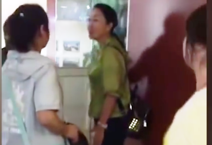 Đà Nẵng kiến nghị Tổng cục Du lịch làm việc và có văn bản gửi Tổng cục Du lịch Trung Quốc xem xét xử lý bà Wang JiHong theo quy định. Ảnh cắt từ clip Đà Nẵng kiến nghị Tổng cục Du lịch làm việc và có văn bản gửi Tổng cục Du lịch Trung Quốc xem xét xử lý bà Wang JiHong theo quy định. Ảnh cắt từ clip