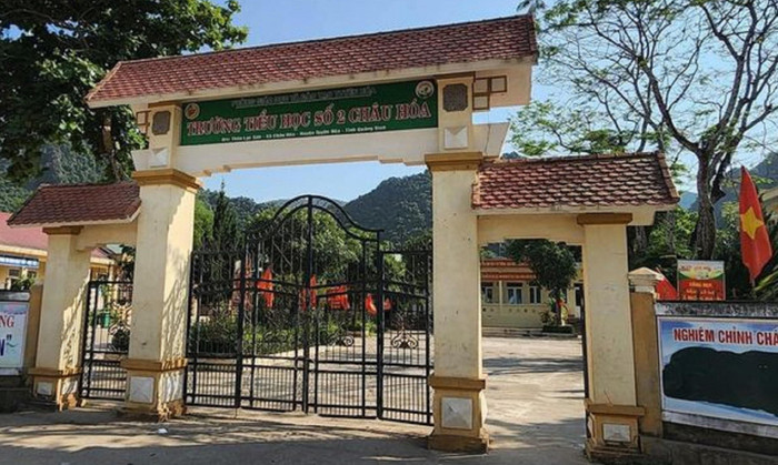 Hiệu trưởng Trường tiểu học số 2 Châu Hóa, huyện Tuyên Hóa (Quảng Bình) phải giải trình về việc cầm cố sổ đỏ của nhà trường. Ảnh: CTV Hiệu trưởng Trường tiểu học số 2 Châu Hóa, huyện Tuyên Hóa (Quảng Bình) phải giải trình về việc cầm cố sổ đỏ của nhà trường. Ảnh: CTV