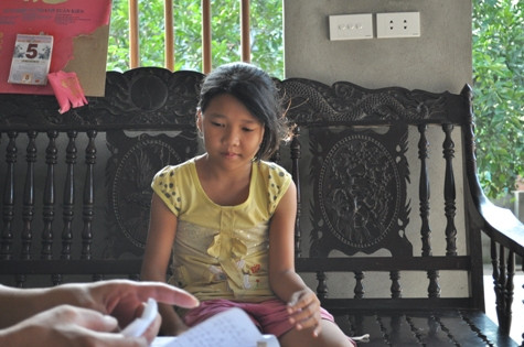 Cháu Trần Thị Mai bàng hoàng kể lại vụ việc Cháu Trần Thị Mai bàng hoàng kể lại vụ việc