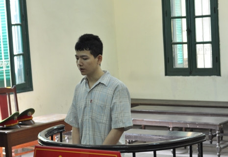 Bị cáo Chính trước vành móng ngựa Bị cáo Chính trước vành móng ngựa