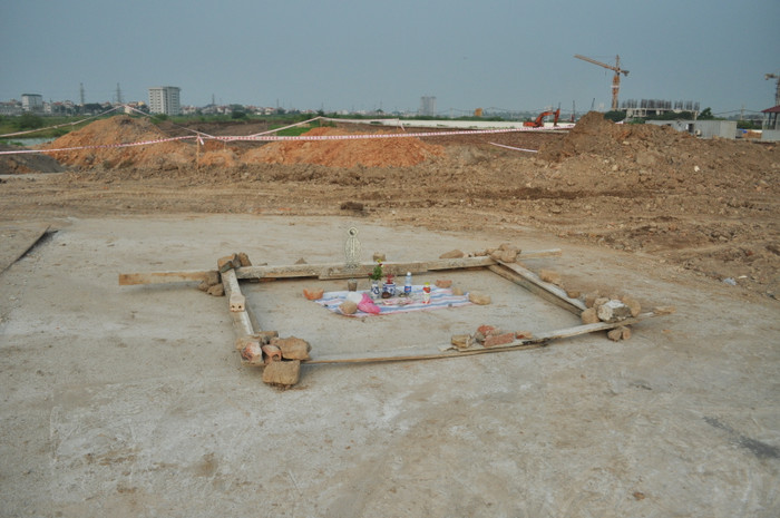 Một ban thờ được lập ngay trên tấm bê tông Một ban thờ được lập ngay trên tấm bê tông