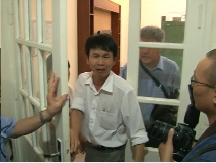 Sự ngăn cản quyết liệt từ người nhà cháu Bích khi PV muốn chụp ảnh cháu (ngày 5/9) Sự ngăn cản quyết liệt từ người nhà cháu Bích khi PV muốn chụp ảnh cháu (ngày 5/9)