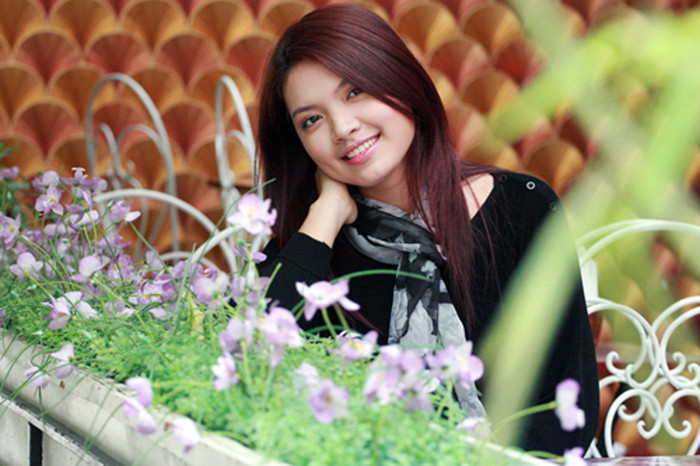 Imiss Thăng Long 2011, e ấp bên hoa Imiss Thăng Long 2011, e ấp bên hoa