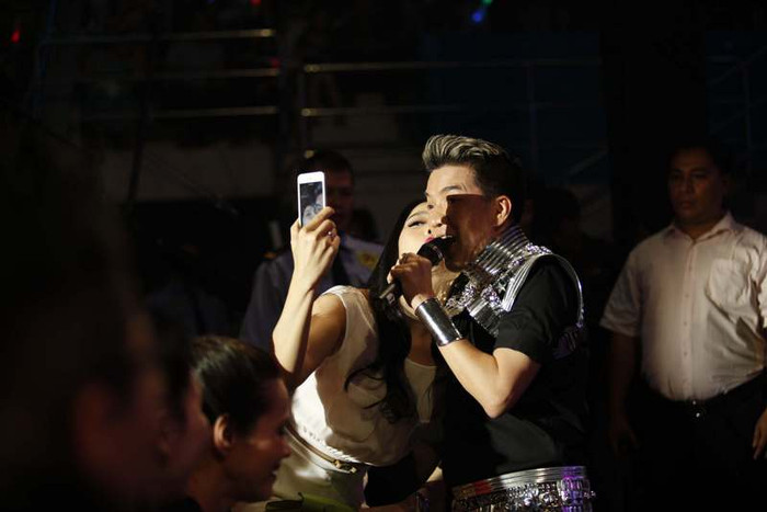 Không chỉ "khóa môi" Thanh Thảo, anh còn được ca sĩ Lệ Quyên hôn má và chụp hình kỉ niệm.