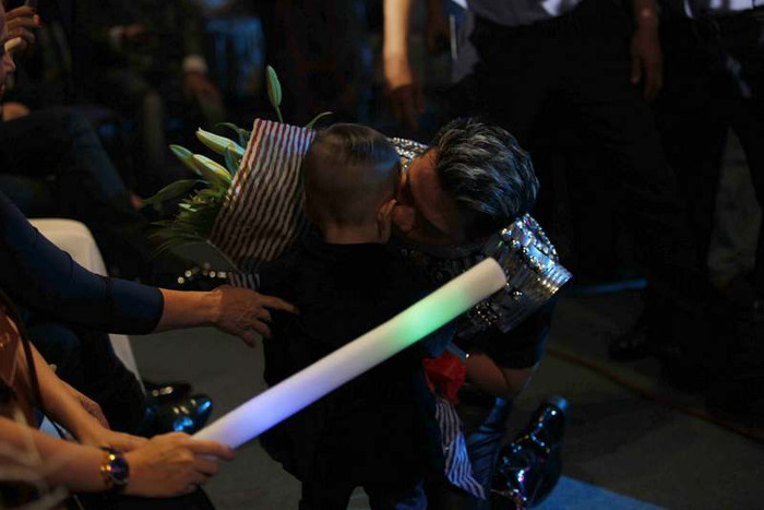 Đặc biệt, anh còn "cưỡng hôn" bé Jacky khi được cu cậu tặng hoa.