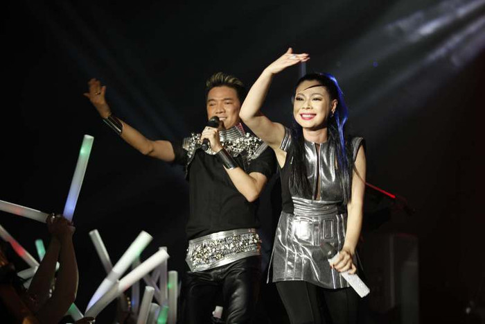 Không khí tại sân khấu bỗng nóng lên với màn biểu diễn đầy ăn ý của hai ca sĩ.