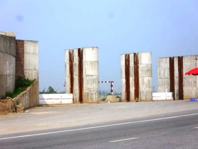 Nằm ở vị trí thuận lợi, sát Quốc lộ 32, cách trung tâm thể thao Mỹ Đình khoảng 15 km, có nhiều lợi thế nhưng sự hoang tàn của dự án Cẩm Đình là một mảnh ghép trong bức tranh về thị trường BĐS khá ảm đạm hiện nay. Nằm ở vị trí thuận lợi, sát Quốc lộ 32, cách trung tâm thể thao Mỹ Đình khoảng 15 km, có nhiều lợi thế nhưng sự hoang tàn của dự án Cẩm Đình là một mảnh ghép trong bức tranh về thị trường BĐS khá ảm đạm hiện nay.