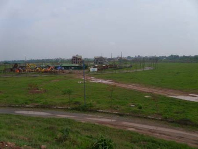 2 căn biệt thự xây xong phần thô quá nhỏ bé và lạc lõng giữa khu đất rộng mênh mông của dự án. 2 căn biệt thự xây xong phần thô quá nhỏ bé và lạc lõng giữa khu đất rộng mênh mông của dự án.