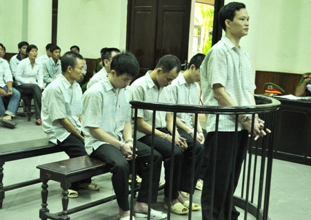 Nghĩa cùng đồng bọn trước vành móng ngựa Nghĩa cùng đồng bọn trước vành móng ngựa