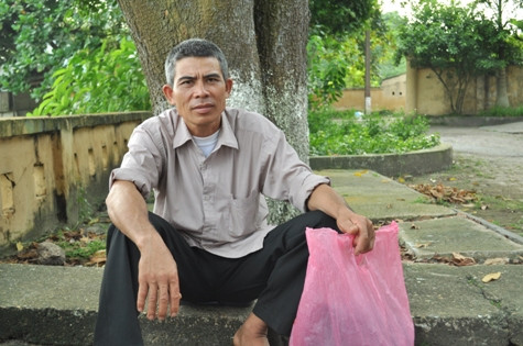 Bị can Trương Văn Hợp bên cạnh túi chăn mang vào cho bị can Hồng