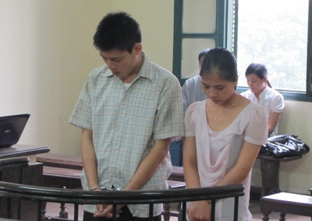 Hai vợ chồng Họa My trước vành móng ngựa Hai vợ chồng Họa My trước vành móng ngựa