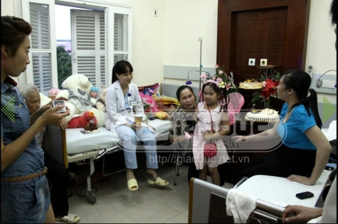 Ngày sinh nhật, cháu Bích trong vòng tay người thân (ảnh chụp ngày 13/9)