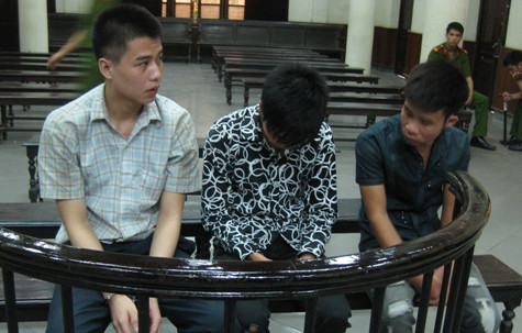 Lưu Công Hoàng ngồi ngoài cùng bên ảnh trái