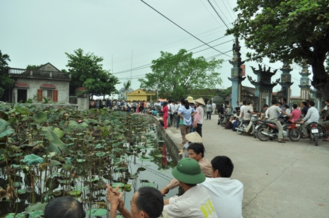 Mọi người đến để chia buồn cùng ba mẹ con chị Ngát Mọi người đến để chia buồn cùng ba mẹ con chị Ngát