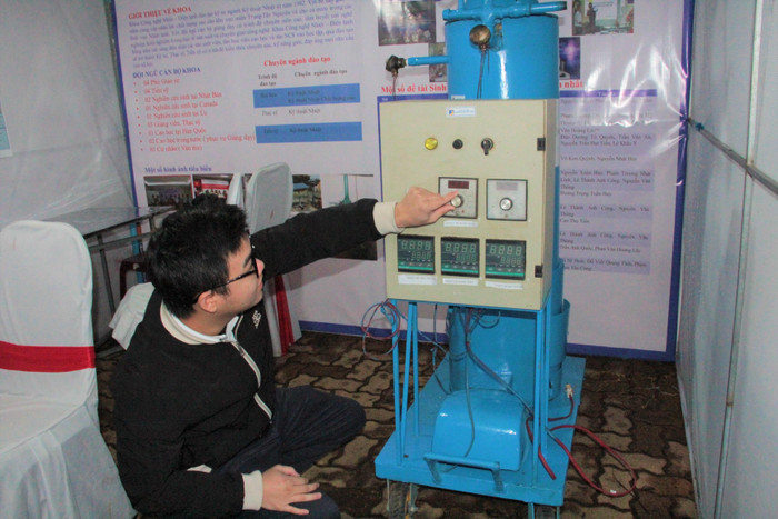 Một sản phẩm độc đáo khác được trưng bày tại triển lãm BKDN Techshow là mô hình nghiên cứu sản xuất than hoạt tính từ vỏ trấu của khoa Công nghệ Nhiệt - Điện lạnh.