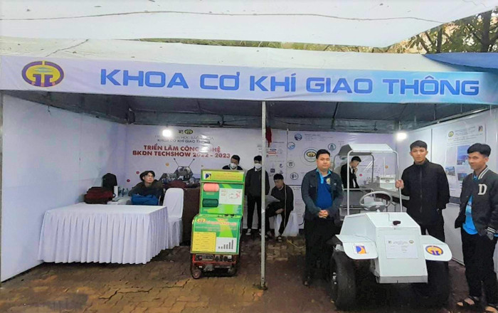 Sinh viên, học sinh các trường trung học phổ thông hào hứng khi tham quan các mô hình trưng bày tại triển lãm.