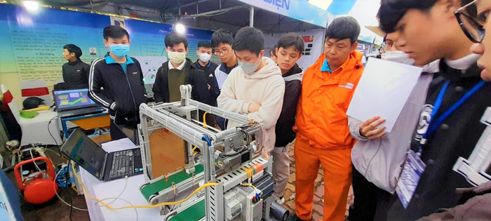 Mỗi sản phẩm công nghệ ra đời là một quá trình tìm tòi, nghiên cứu không biết mệt mỏi của những sinh viên đang ngồi trên ghế nhà trường. Ảnh: AN