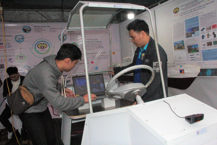 Mô hình xe ô tô điện tự hành trong khuôn viên du lịch do sinh viên Khoa cơ khí giao thông thiết kế, chế tạo.