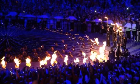 Tác giả cũng sử dụng ống kính Schneider và ống nhòm Canon. Tác giả cũng sử dụng ống kính Schneider và ống nhòm Canon.