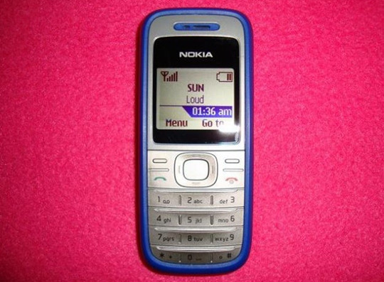 3. Tốc độ download nhanh hơn Đây là thất bại của nhà sản xuất smartphone khi có tới 49% người dùng nói rằng, họ gặp vấn đề trong lúc tải file. Với chủ nhân feature phone, con số này thấp hơn với chỉ 31%. Dĩ nhiên, nguyên nhân có thể bởi khách hàng kỳ vọng quá lớn khi tiêu tốn nhiều tiền cho smartphone. Do hỗ trợ hàng loạt tiện ích hơn nên dung lượng của phiên bản tải về trên smartphone cũng đầy đủ hơn, khiến tốc độ không nhanh bằng điện thoại thông thường. Tuy vậy, người dùng smartphone vẫn khó tránh khỏi cảm giác bực mình. 3. Tốc độ download nhanh hơn Đây là thất bại của nhà sản xuất smartphone khi có tới 49% người dùng nói rằng, họ gặp vấn đề trong lúc tải file. Với chủ nhân feature phone, con số này thấp hơn với chỉ 31%. Dĩ nhiên, nguyên nhân có thể bởi khách hàng kỳ vọng quá lớn khi tiêu tốn nhiều tiền cho smartphone. Do hỗ trợ hàng loạt tiện ích hơn nên dung lượng của phiên bản tải về trên smartphone cũng đầy đủ hơn, khiến tốc độ không nhanh bằng điện thoại thông thường. Tuy vậy, người dùng smartphone vẫn khó tránh khỏi cảm giác bực mình.