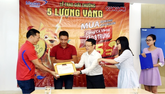 Đại diện nhãn hàng Kokomi trao giải nhất 5 lượng vàng cho anh Tống Cảnh Phương Đại diện nhãn hàng Kokomi trao giải nhất 5 lượng vàng cho anh Tống Cảnh Phương