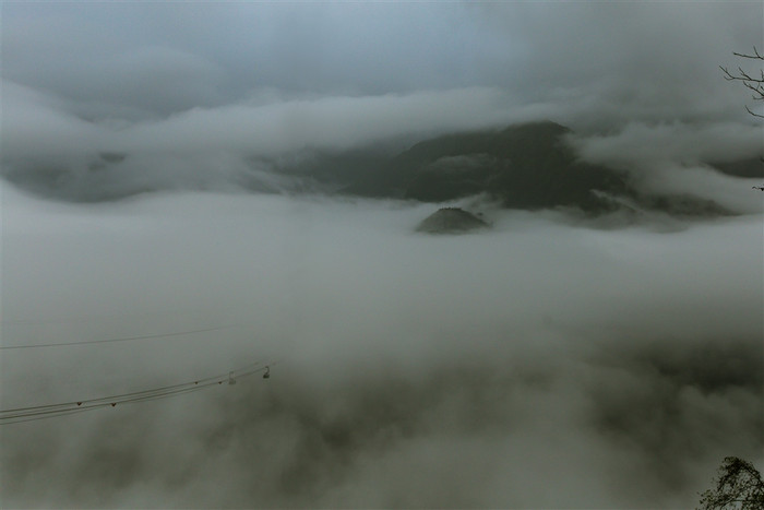 Hình ảnh cáp treo ẩn mình trong màn sương. Hình ảnh cáp treo ẩn mình trong màn sương.