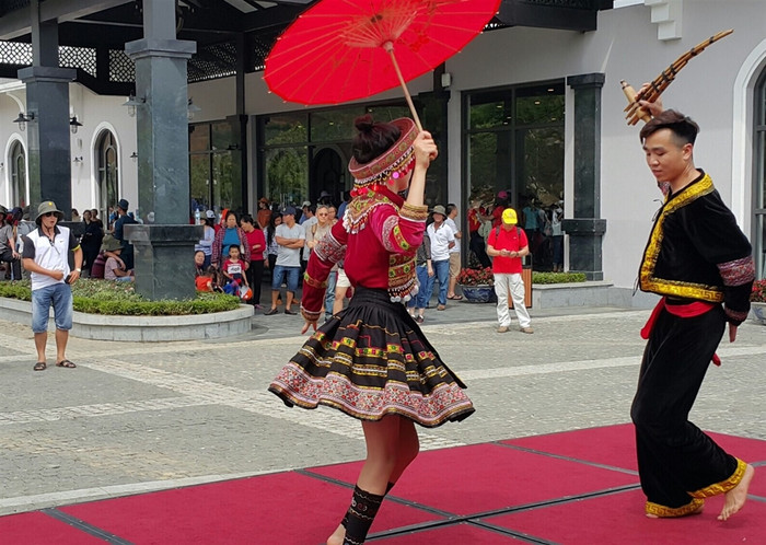 Sapa đẹp bởi mầu sắc văn hóa dân tộc độc đáo, những tiếng khèn điệu xòe làm nên thương hiệu vùng đất này. Sapa đẹp bởi mầu sắc văn hóa dân tộc độc đáo, những tiếng khèn điệu xòe làm nên thương hiệu vùng đất này.