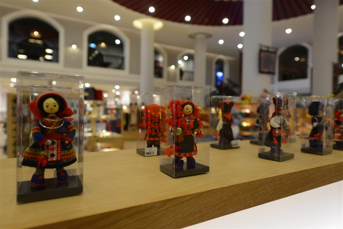 Chọn một món quà nhỏ mang dáng hình của núi, của văn hóa Tây Bắc, trong shop đồ lưu niệm ở ga đến và ga đi của cáp treo, để giữ cho mình một dấu ấn, một kỳ tích, vậy là hành trình khám phá đỉnh cao 3143 đã trọn vẹn. Chọn một món quà nhỏ mang dáng hình của núi, của văn hóa Tây Bắc, trong shop đồ lưu niệm ở ga đến và ga đi của cáp treo, để giữ cho mình một dấu ấn, một kỳ tích, vậy là hành trình khám phá đỉnh cao 3143 đã trọn vẹn.