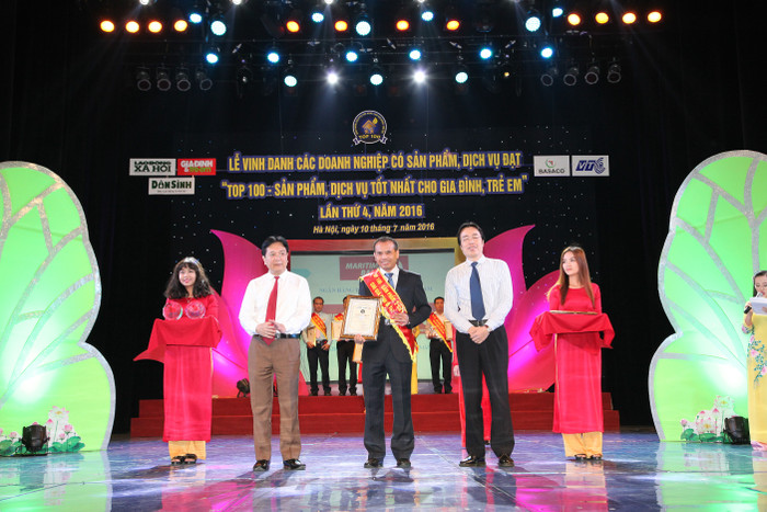 Đại diện Maritime Bank nhận giải thường sản phẩm ngân hàng dành cho gia đình và trẻ em được yêu thích nhất. Đại diện Maritime Bank nhận giải thường sản phẩm ngân hàng dành cho gia đình và trẻ em được yêu thích nhất.