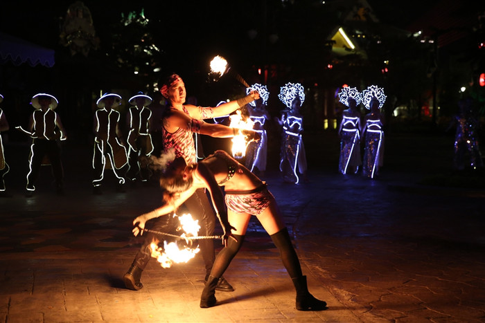 Biều diễn múa lửa. Biều diễn múa lửa.