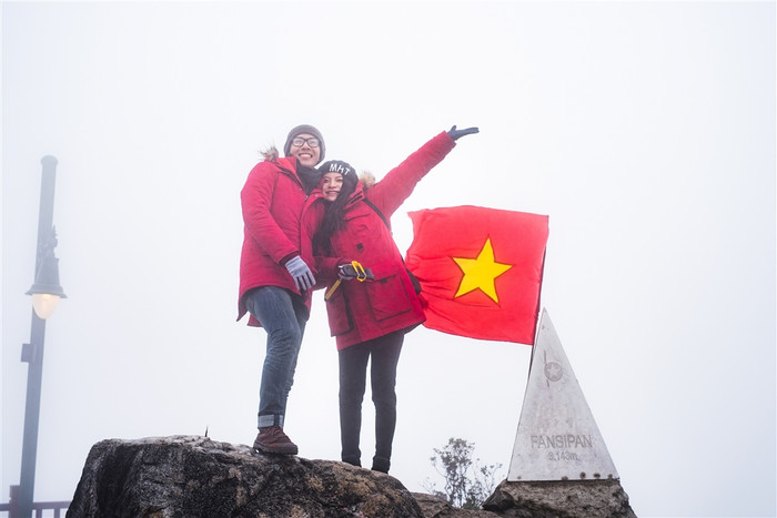 Từ trên cao nhìn xuống, mây bồng bềnh, mơn man. Đứng giữa cảnh sắc ấy, ngỡ như mình đang lạc vào chốn thiên đường. Từ trên cao nhìn xuống, mây bồng bềnh, mơn man. Đứng giữa cảnh sắc ấy, ngỡ như mình đang lạc vào chốn thiên đường.