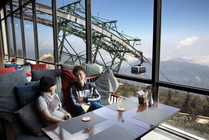 Nhâm nhi ly nước quả, hay tách cà phê với người tri kỷ, ngắm cáp treo lao đi, trên đỉnh mây huyền ảo, thấy cuộc sống giống như một món quà của tạo hóa. Cảm xúc ấy, ngữ cảnh ấy đủ điều kiện để bất cứ ai cũng thành thi sỹ. Nhâm nhi ly nước quả, hay tách cà phê với người tri kỷ, ngắm cáp treo lao đi, trên đỉnh mây huyền ảo, thấy cuộc sống giống như một món quà của tạo hóa. Cảm xúc ấy, ngữ cảnh ấy đủ điều kiện để bất cứ ai cũng thành thi sỹ.