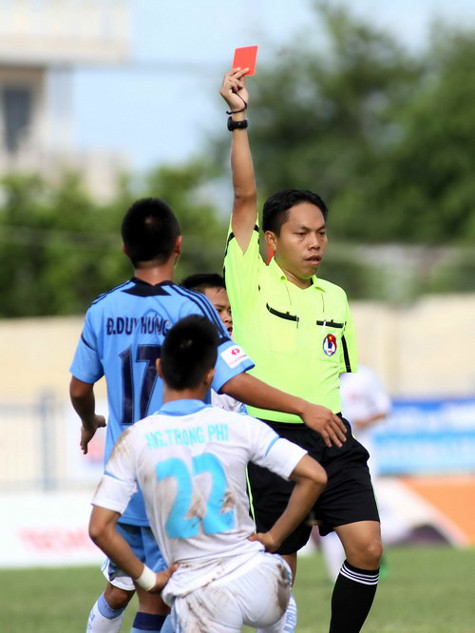 Trọng tài Nguyễn Ngọc Châu rút thẻ đỏ truất quyền thi đấu Đào Duy Hưng của Than Quảng Ninh - Ảnh: Khả Hòa Trọng tài Nguyễn Ngọc Châu rút thẻ đỏ truất quyền thi đấu Đào Duy Hưng của Than Quảng Ninh - Ảnh: Khả Hòa