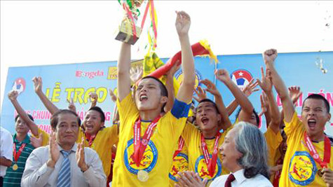 Đằng sau vinh quang là những khoảng tối Đằng sau vinh quang là những khoảng tối