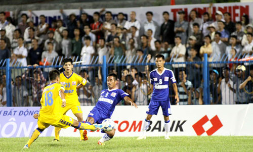 Khán giả Ninh Thuận hào hứng với VCK U.21 - Ảnh: Khả Hòa