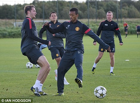 Nani trong buổi tập đã "tẩn" đồng đội trẻ Petrucci.