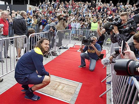 Ibra xuất hiện trong buổi lễ tôn vinh ở Malmo. Ibra xuất hiện trong buổi lễ tôn vinh ở Malmo.