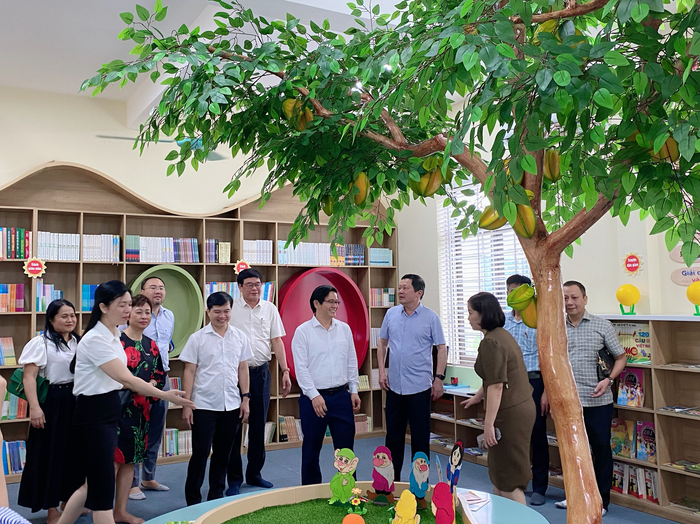 Ngày 14/9, Vụ Giáo dục Tiểu học (Bộ Giáo dục và Đào tạo) tiến hành trao tặng thư viện cho Trường Tiểu học Nguyễn Viết Xuân, huyện Yên Bình, tỉnh Yên Bái.