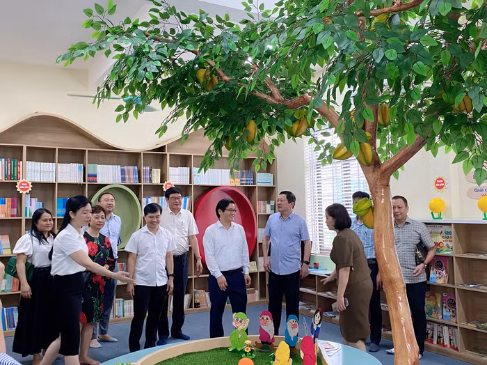 Ngày 14/9, Vụ Giáo dục Tiểu học (Bộ Giáo dục và Đào tạo) tiến hành trao tặng thư viện cho Trường Tiểu học Nguyễn Viết Xuân, huyện Yên Bình, tỉnh Yên Bái.