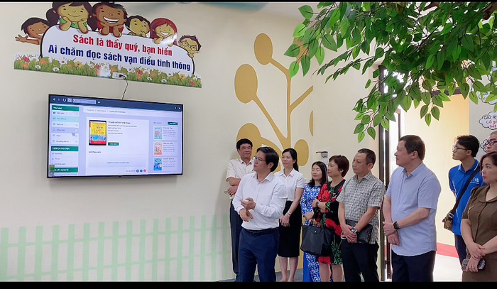 Đoàn công tác thăm quan mô hình thư viện điện tử Vielib của Tập đoàn Công nghệ Quảng Ích