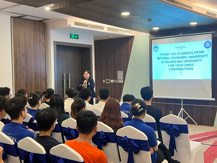 Đại diện Novotel Hanoi Thai Ha chia sẻ tại một buổi tổng kết kỳ thực tập dành cho sinh viên Trường Đại học Kinh tế Quốc dân và Trường Đại học Thương mại