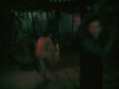 Nghe thấy chủ nhà nghỉ thông báo có công an chuẩn bị xuất hiện, gái mại dâm này vội vàng mặc quần áo, lợi dụng thời cơ bỏ trốn Nghe thấy chủ nhà nghỉ thông báo có công an chuẩn bị xuất hiện, gái mại dâm này vội vàng mặc quần áo, lợi dụng thời cơ bỏ trốn