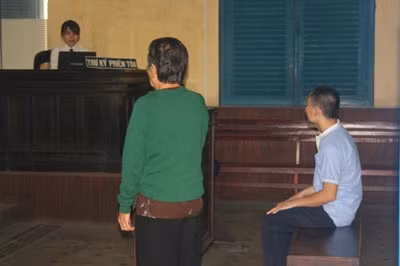 "Đất hóa vàng, tình người hóa bạc"