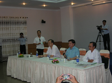 Ông Trần Văn Trí (áo xanh), chồng nữ đại gia thủy sản Phạm Thị Diệu Hiền hứa sẽ trả nợ sớm cho người bán cá. Ảnh: Trúc Linh