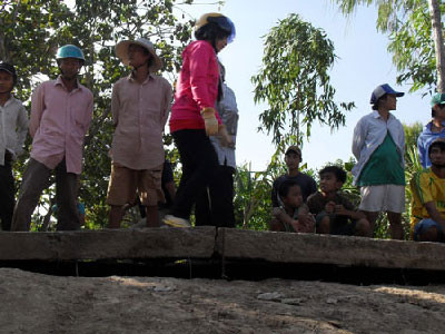Chuyên gia nhận định, hiện tượng đường bê tông nổi lại "chìm" do tác động của nhiệt độ và địa chất bên dưới có thể khắc phục. Chuyên gia nhận định, hiện tượng đường bê tông nổi lại "chìm" do tác động của nhiệt độ và địa chất bên dưới có thể khắc phục.