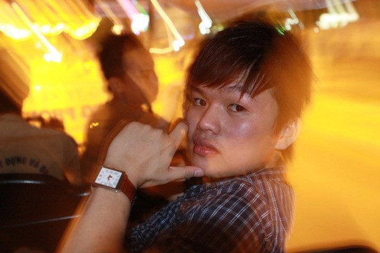 Thiếu gia Nguyễn Huy Hoàng là con trai của nữ đại gia buôn bán xuyên quốc gia Nguyễn Thị Liễu (mẹ chú rể), ở Trung tâm Kinh tế Cửa khẩu Cầu Treo (Hà Tĩnh)