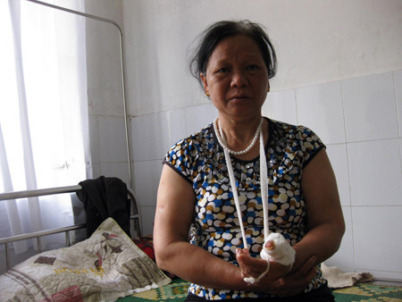 Bà Trần Thị Thương kể lại sự việc Bà Trần Thị Thương kể lại sự việc