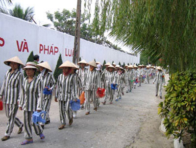 Sau giờ lao động ở trại giam (minh họa) Sau giờ lao động ở trại giam (minh họa)